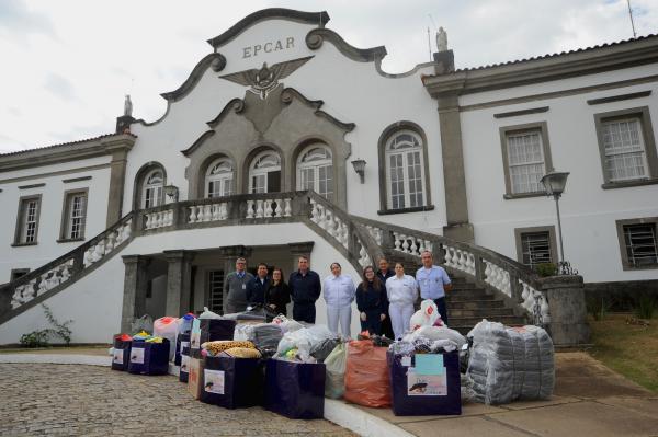 Colgio Passionista Santa Luzia recebe doaes da Fora Area Brasileira 