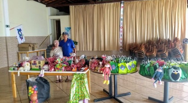 Olympic Club doa brinquedos arrecadados na Campanha de Natal ao Colgio Passionista Santa Luzia - 