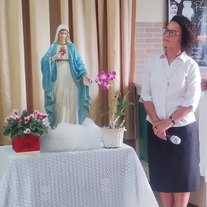 Coroao de  Nossa Senhora e Missa em ao de graas pelas mes - Santa Luzia Rede Passionista de Educao