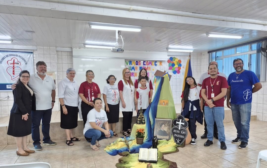 Tivemos a alegria de receber o �cone Jesus Mestre da Esperan�a.- M�e da Santa Esperan�a Rede Passionista de Educa��o