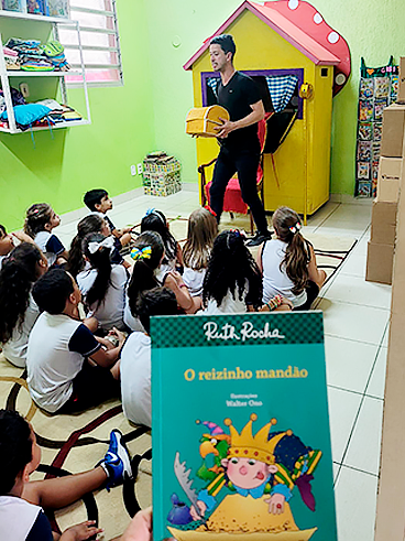 Leitura coletiva e dramatizao do Livro O Reizinho Mando (Ruth Rocha) - Joo XXIII Rede Passionista de Educao