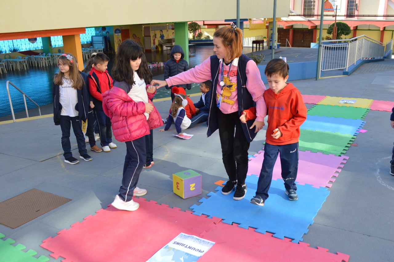 Giant Board Game! - Nossa Senhora Menina Rede Passionista de Educao