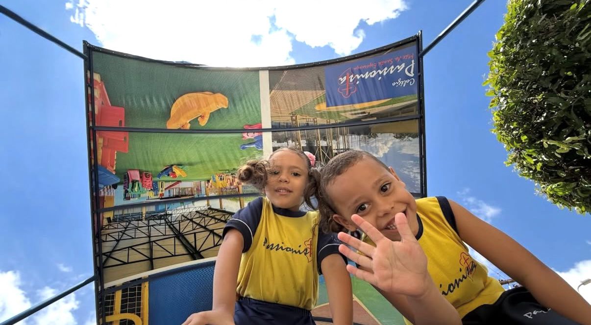 Reforma nos toldos da escola. - M�e da Santa Esperan�a Rede Passionista de Educa��o