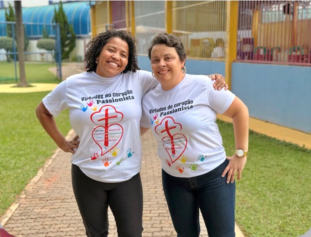 Colaboradores de uniformes novos - M�e da Santa Esperan�a Rede Passionista de Educa��o